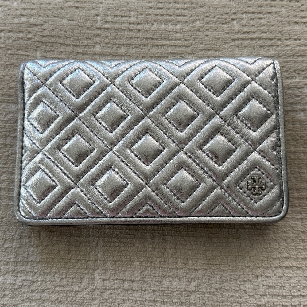 Tory Burch Fleming Medium Metallic Slim Wallet Silver Quilted Leather Wallet - Picture 3 of 17